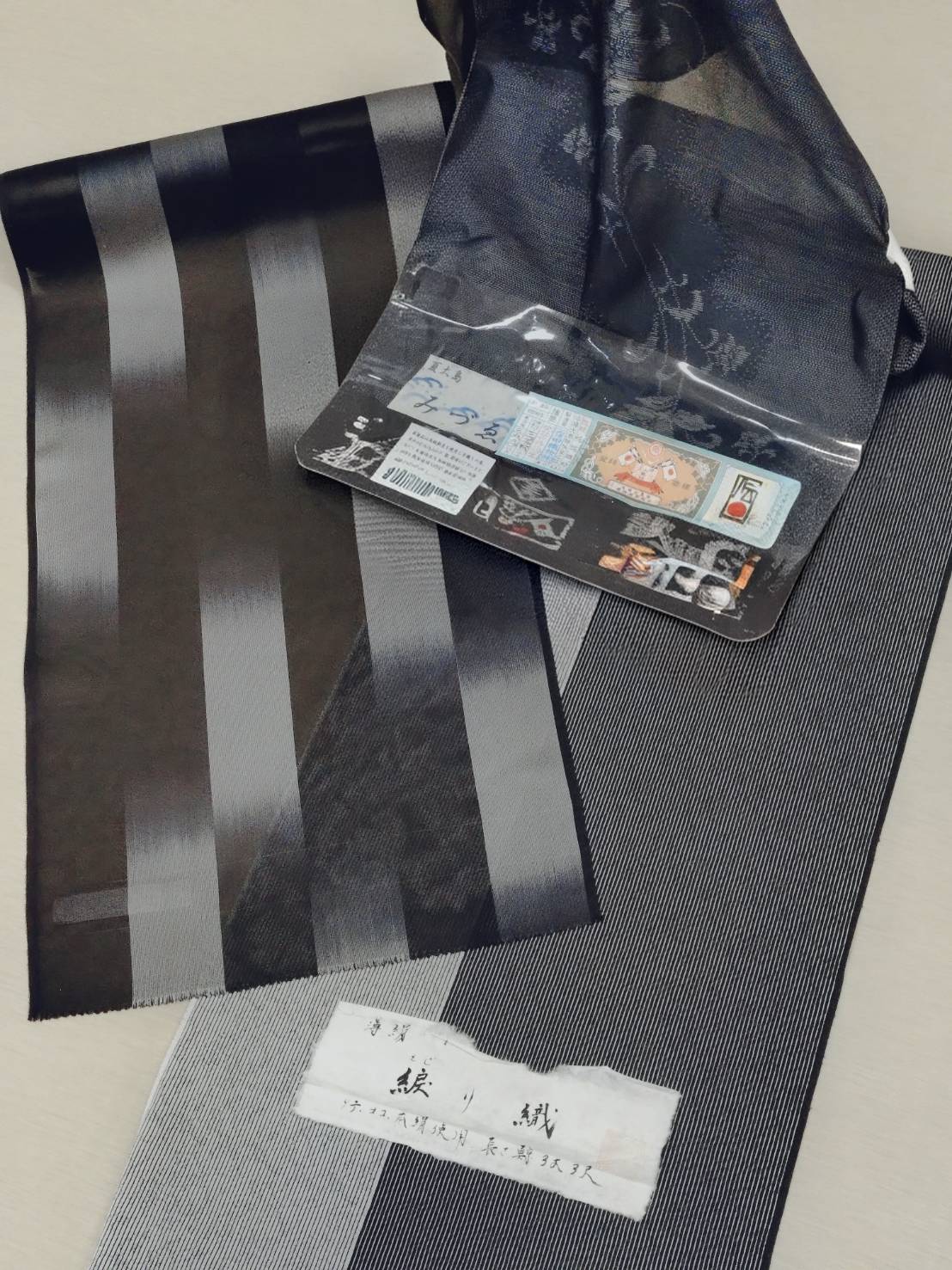 蔵出しの呉服の数々